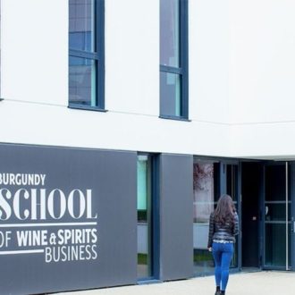 La Escuela de Negocios Dijon-Bourgogne inaugura una bodega de vinos y licores de todo el mundo