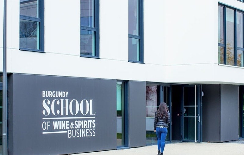 La Escuela de Negocios Dijon-Bourgogne inaugura una bodega de vinos y licores de todo el mundo