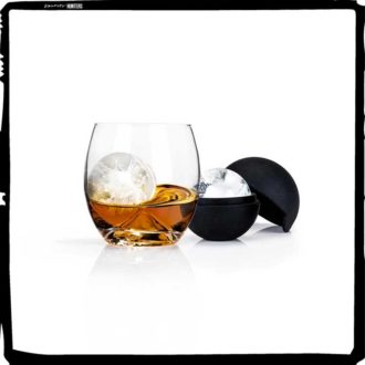 Descubre los cubitos de hielo esféricos para mantener tu bebida de whisky fresca