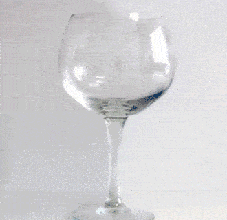 Escocia. McQueen Gin estrena edición limitada de ginebra que cambia de color