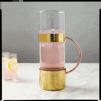 Una jarra que combina transparencia y elegancia por West Elm