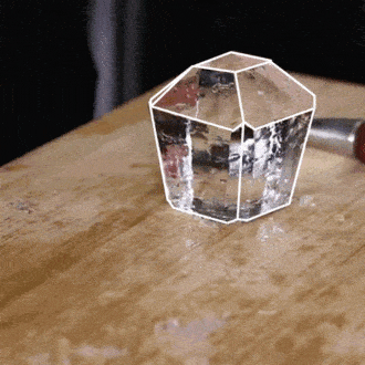 Cómo tallar cubos de hielo para cócteles en 3 pasos