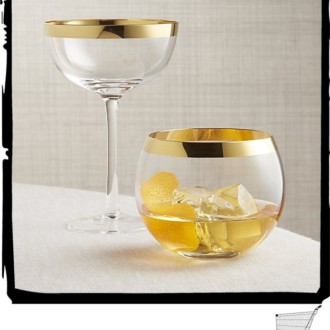 Un vaso para whisky con un toque dorado vintage