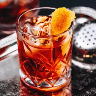 ¿Cómo modernizar un cóctel antiguo con ron dorado y mezcal?