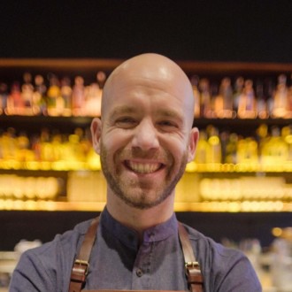 El cóctel Bellini revisado en el bar Roxo del establecimiento parisino Les Bains