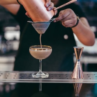 Certains bartenders ont des méthodes pour servir les cocktails