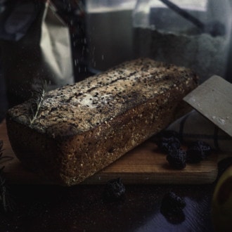 El pan y la fruta de moda para producir bebidas alcohólicas como cerveza y ginebra