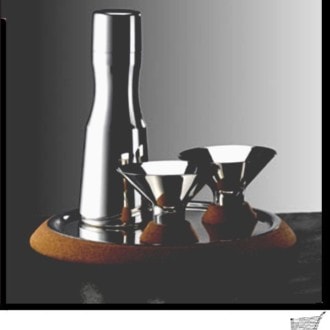 Juego para Martini en estaño y corcho creado por Miranda Watkins