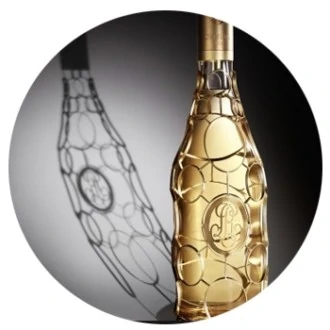 Ces bouteilles de champagne coûtent 14 000 $ et bien plus