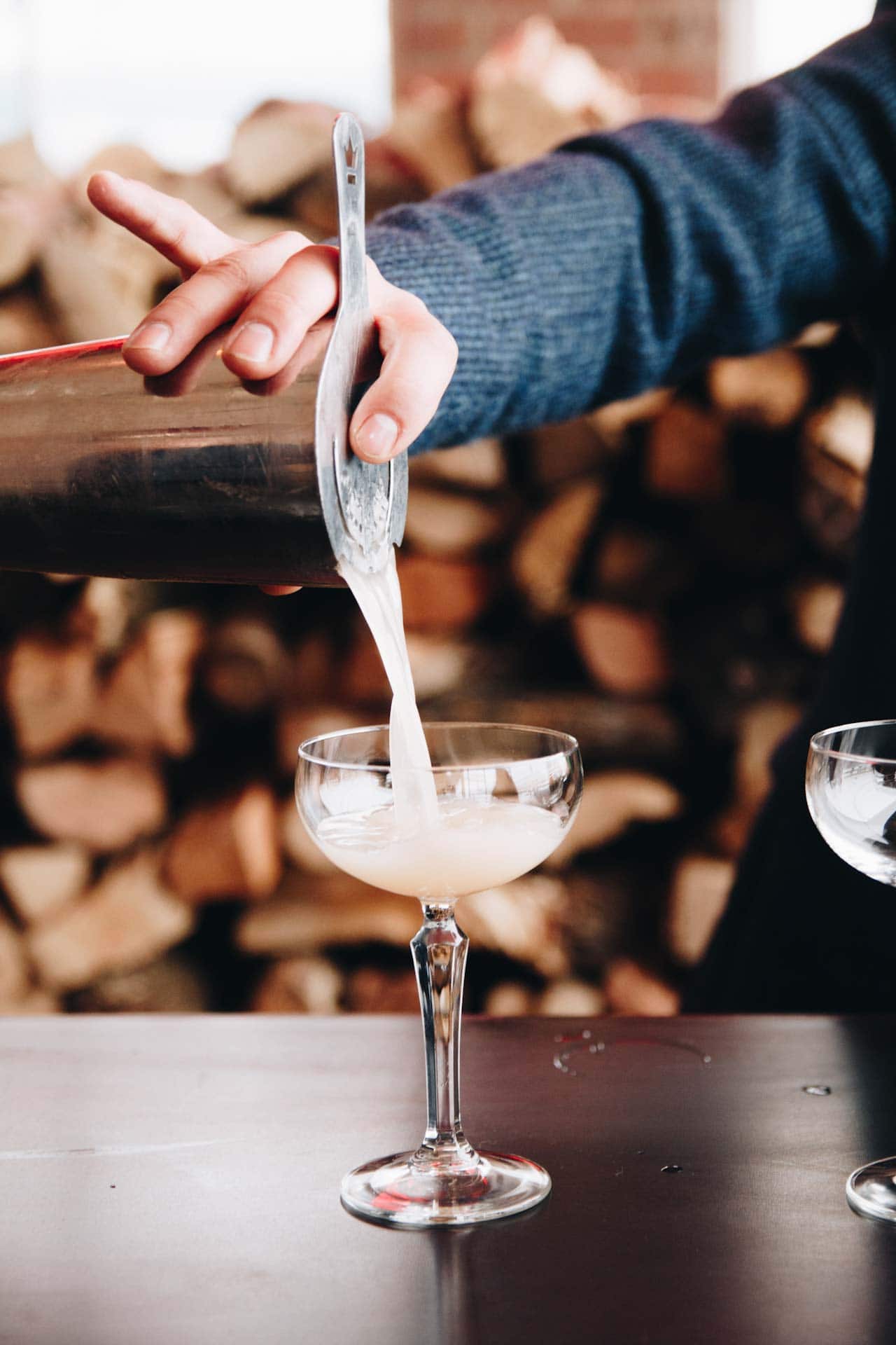 bartender mixologue preparing drink