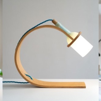 Une lampe créée avec un design durable à partir de bois et de bouteille