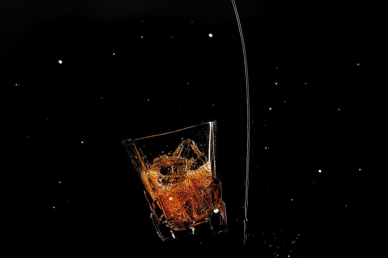 whisky drink in glass_cómo se fabrica el whisky