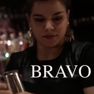 Una bartender presiona legalizar cócteles para llevar en Chicago