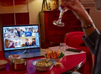 Fiesta a distancia y brindar cócteles en línea, internet nos une