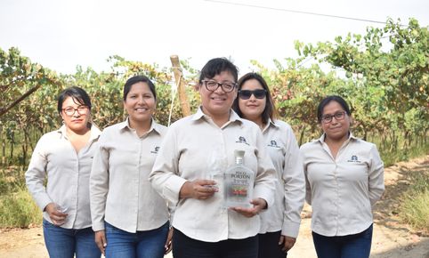 la caraveda pisco women