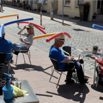 Mira cómo aplican la distancia social en este bar para evitar el covid-19