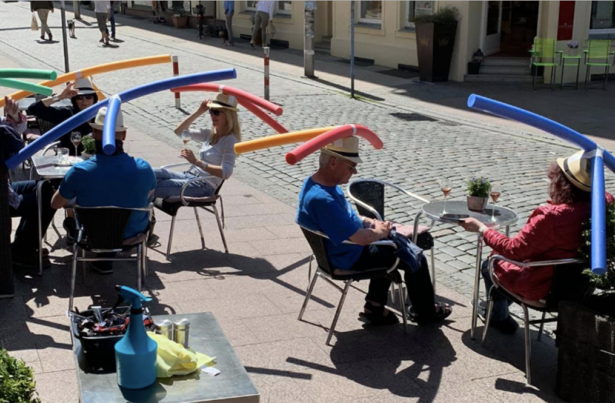 Regardez comment la distance sociale est appliquée dans ce bar pour éviter le covid-19