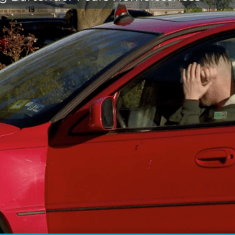 Este bartender ahora desempleado por el covid-19 lucha por mantenerse