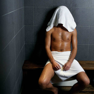 Degustar vodka e ir a un sauna para combatir el coronavirus: ¿verdad o mito?