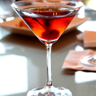 Descubriendo el cóctel Manhattan: ¿de dónde viene y quién lo creó?
