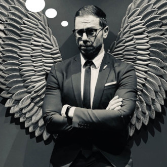 Éloignez-vous de la réalité pendant une minute avec le bartender Adal Marquez !