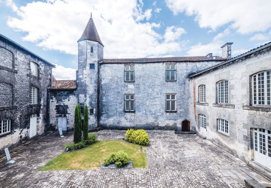 Descubre el bar de cócteles efímero LE LYS del Château Royal de Cognac