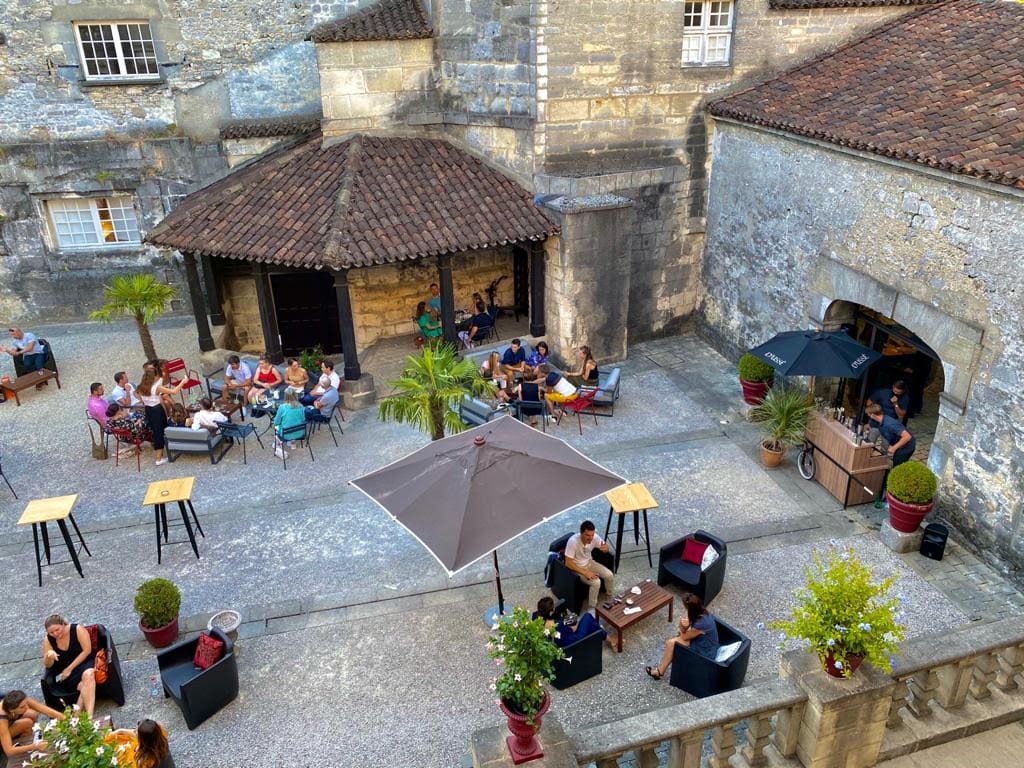 Découvrez le bar à cocktails éphémère LE LYS au Château Royal de Cognac