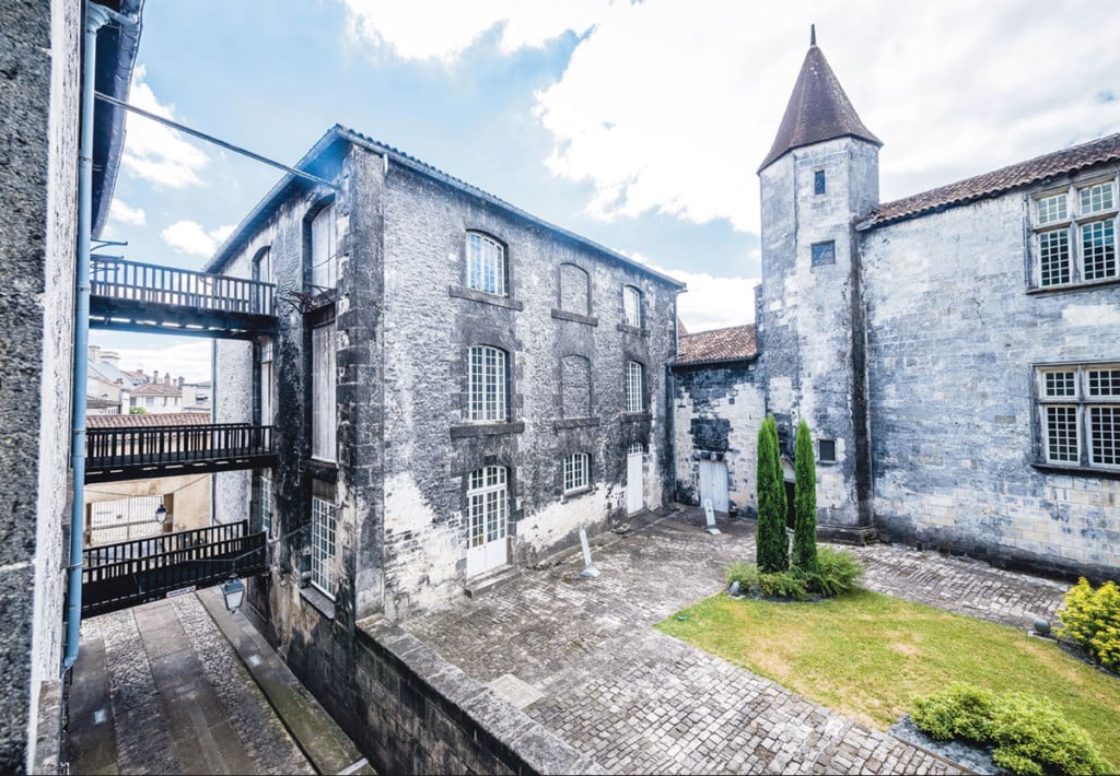 Descubre el bar de cócteles efímero LE LYS del Château Royal de Cognac