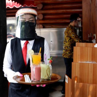 Choque entre culturas por la manía del alcohol local en Indonesia