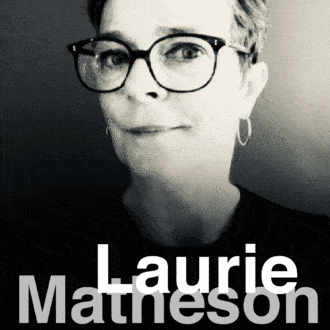 Laurie Matheson présente une bouteille de la collection de whisky Ichiro’s Malt Card – Vente Artcurial 15 – 17 décembre