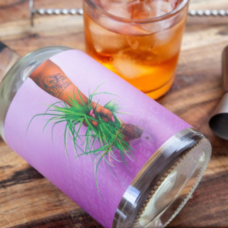 Découverte : ce gin est infusé avec du gazon cueilli à la main