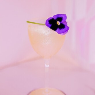 ¿Qué tal unas flores para cócteles? Potencie su juego de mixología
