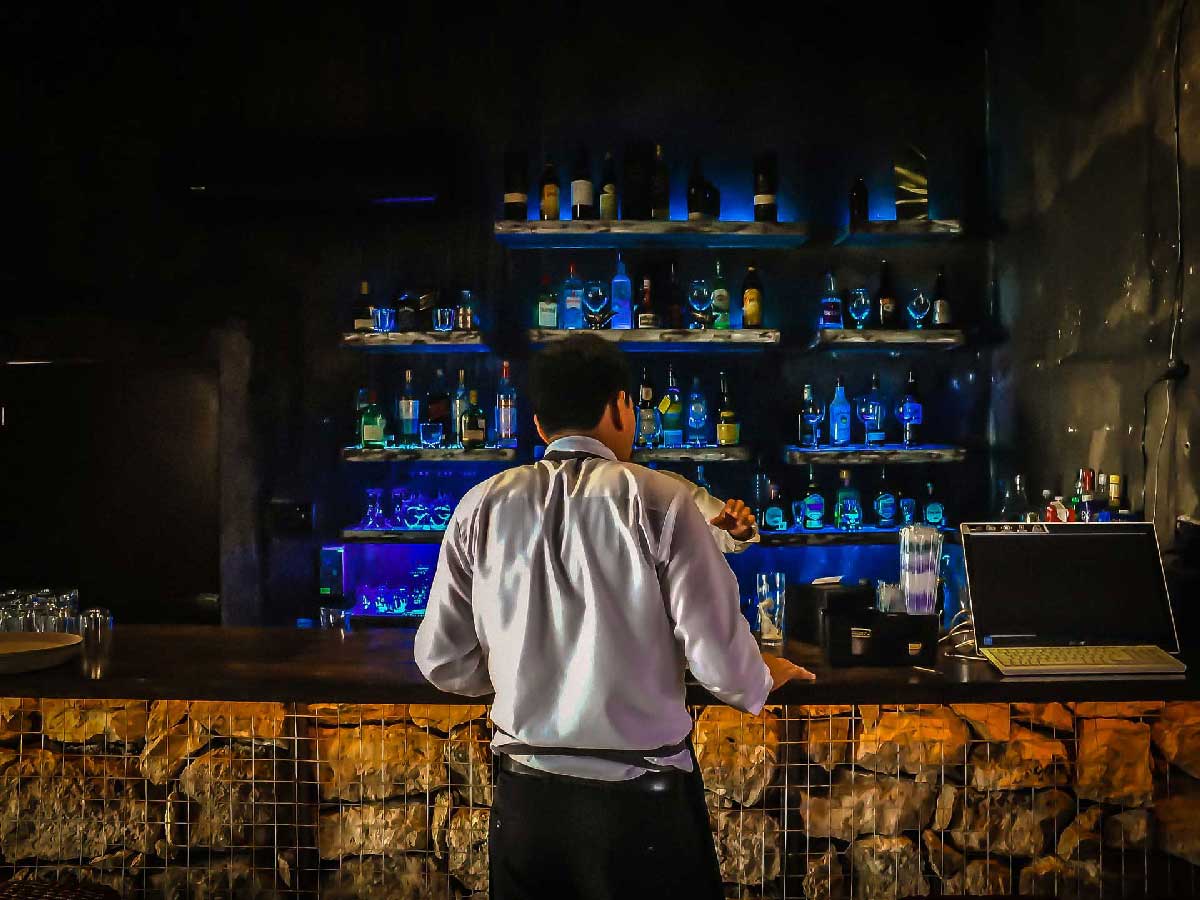 Covid 19 Este Bartender Espanol Pide Prudencia A Los Clientes De Bar