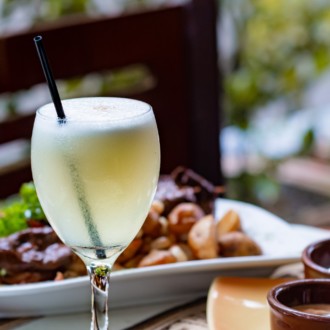 Chill with the beautiful performance “Tang’o” and a pisco cocktail