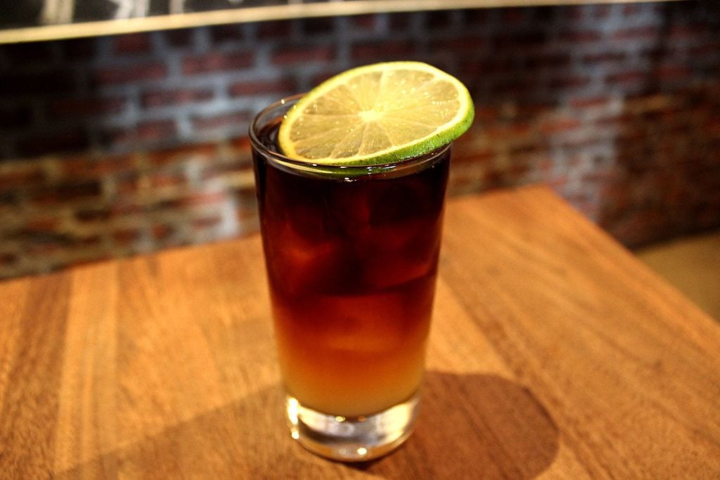 dark n stormy rum cocktail - coctel de ron