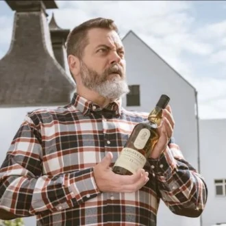 Lagavulin Whisky crée un whisky de 11 ans d’âge avec l’acteur Nick Offerman