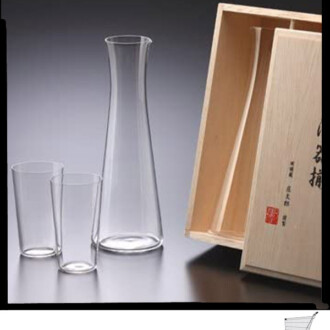 Degustar sake en los vasos Usuhari Glass