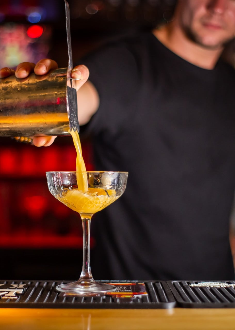 bartender et mixologue - mixologist - mixologo