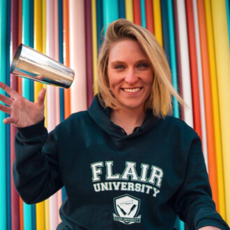 La bartender Anne-Lise Jouenne à Bordeaux pour des démonstrations de flair bartender !