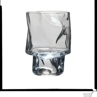 Un vaso para degustar sake de forma original