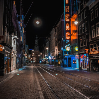 Bares de Holanda se reconfinan tras aumento de casos por variante Omicron