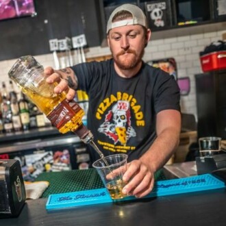 Bar Evel Pie de Las Vegas vende chupitos de vodka para ayudar Ucrania