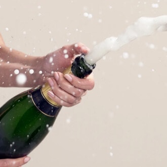 ¿Qué sucede cuando descorchamos el champagne?
