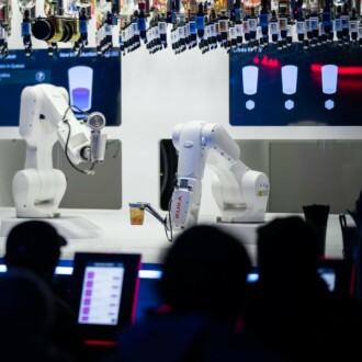 La inteligencia artificial en el bar: «La gente busca la experiencia, no los robots»