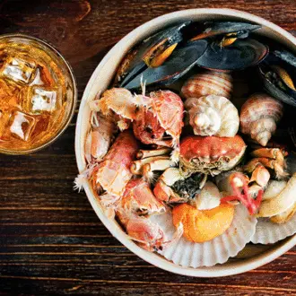 Accords mets exquis, découvrez comment sublimer vos plats avec le whisky The Broody Hen