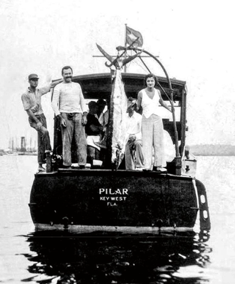 Ernest Hemingway sur son bateau Pilar - Papa's Pilar Rum Hemingway - Papa's Pilar Hemingway boat
