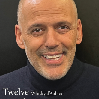 Est-ce que faire du whisky rend un homme heureux ? Ou un homme heureux fait du bon whisky ?