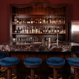 Au-delà du bistro se cache un univers inattendu : le speakeasy Bar des Clos